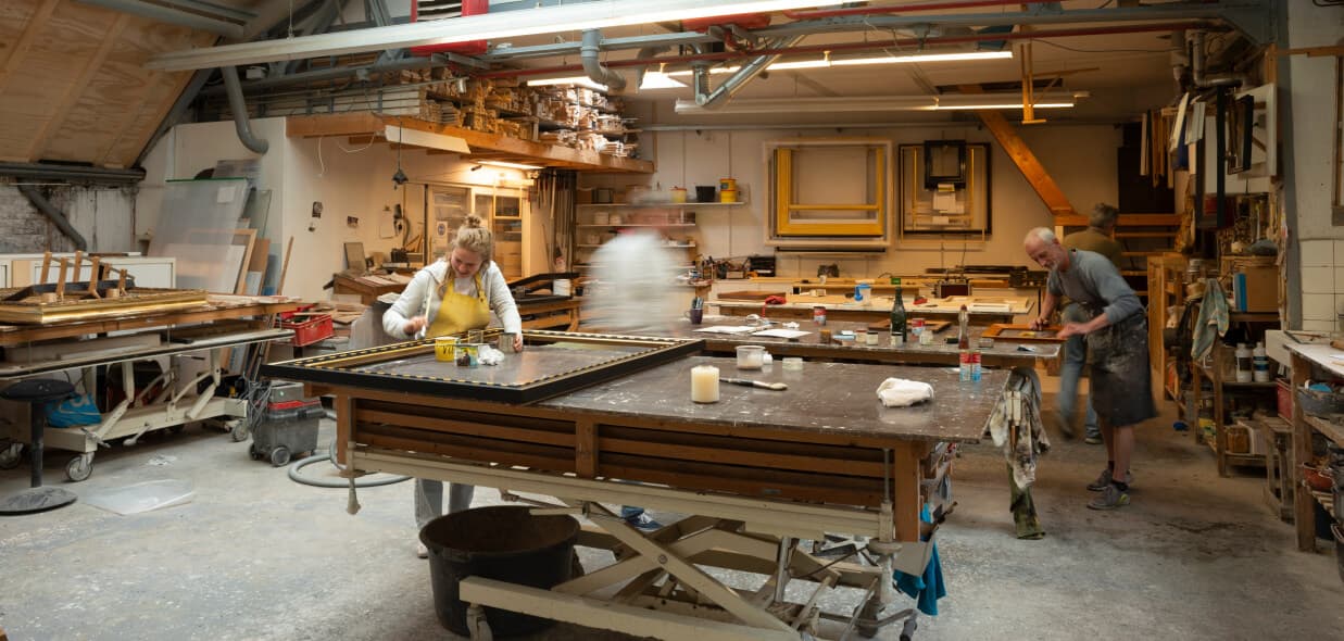 De vakmensen van Sainthill Lijsten in de werkplaats