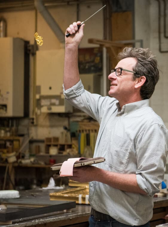 Guy Sainthill aan het werk met bladgoud