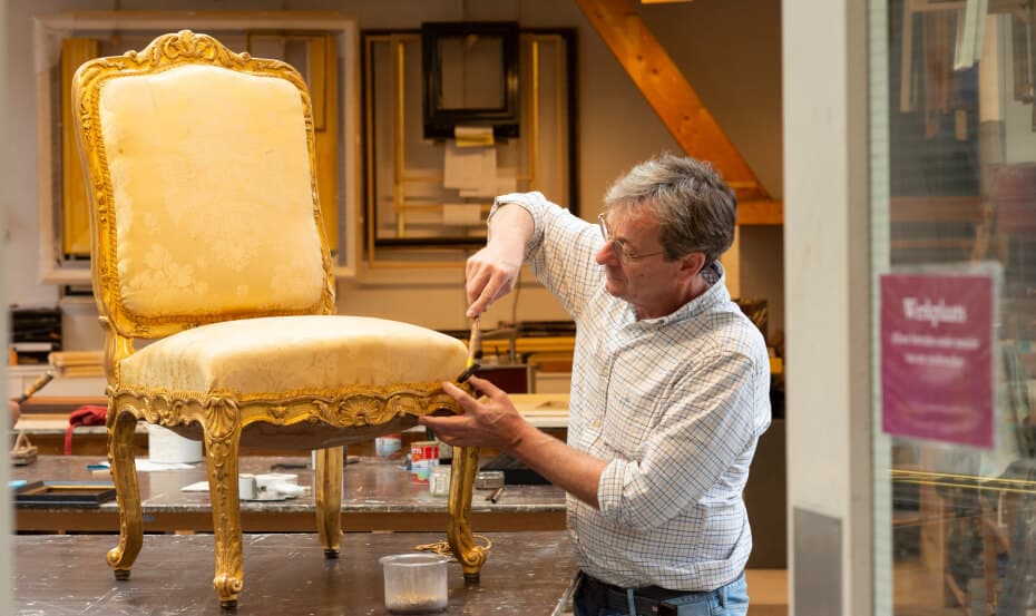 Guy Sainthill restaureert van een stoel